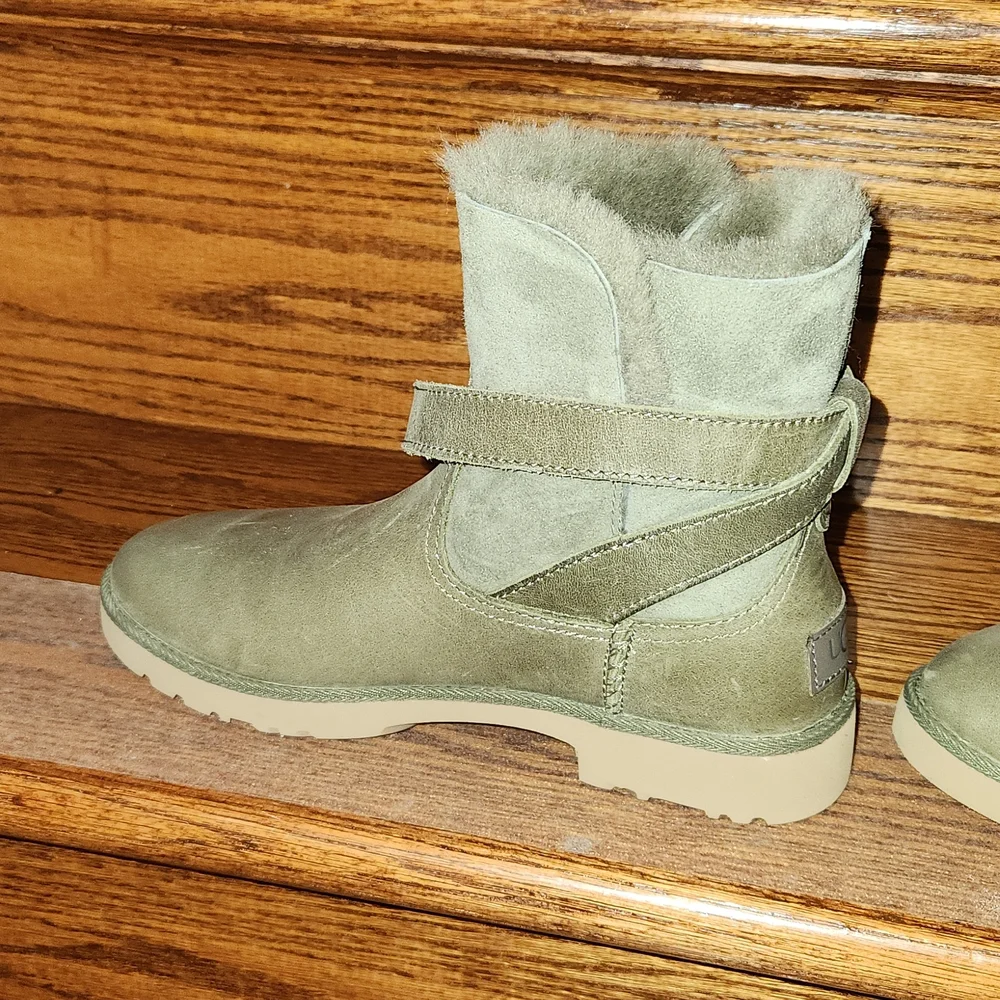 NEW UGG Romely Buckle olive boots size 5
